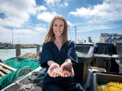 El bioplástico de desechos de peces de estudiantes del Reino Unido